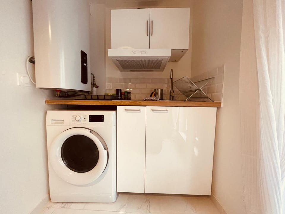 Kitchen or kitchenette, washing machine