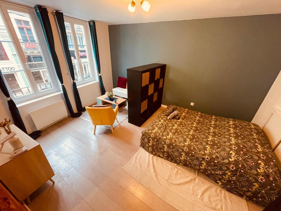 Bed, Living room