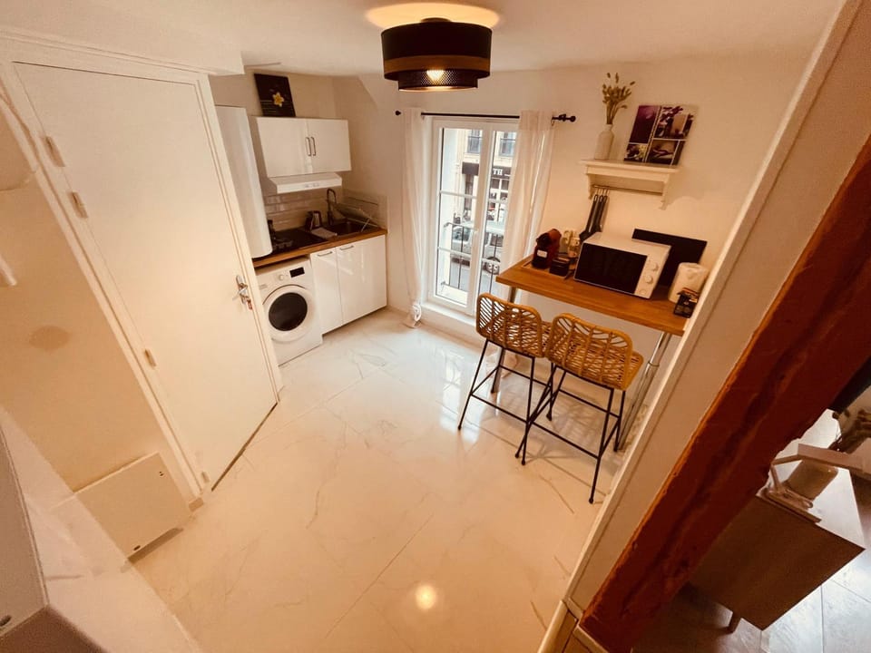 Kitchen or kitchenette, Dining area