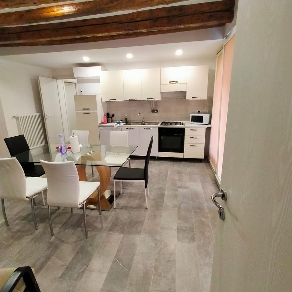Kitchen or kitchenette, Dining area, oven