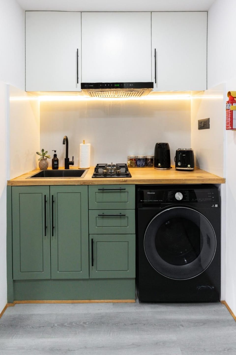 Kitchen or kitchenette, stove, washing machine