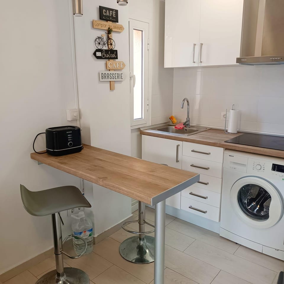 Kitchen or kitchenette