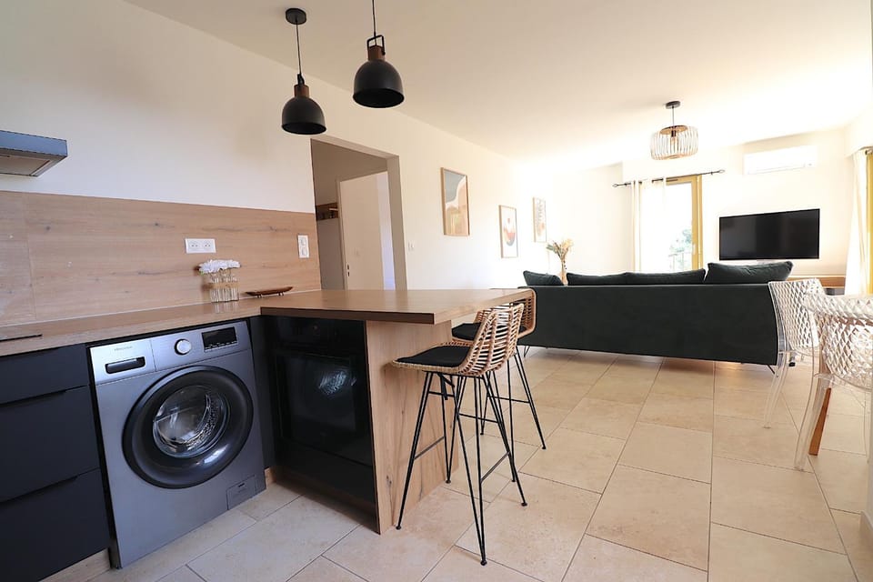 Kitchen or kitchenette, Dining area, washing machine