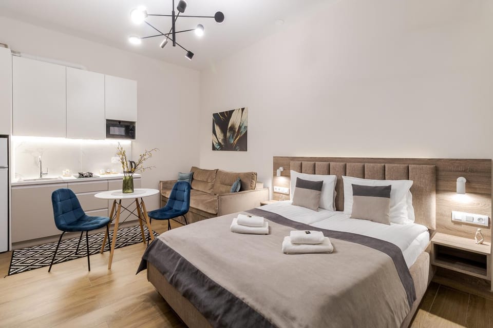 Kitchen or kitchenette, Living room, Seating area, Dining area