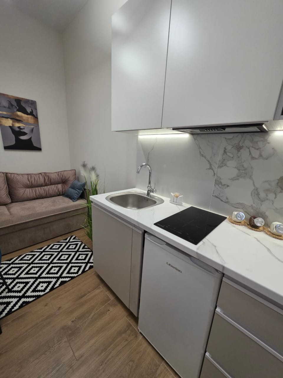 Kitchen or kitchenette, Seating area, stove