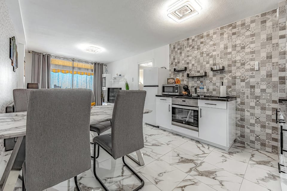 Kitchen or kitchenette, Seating area, Dining area