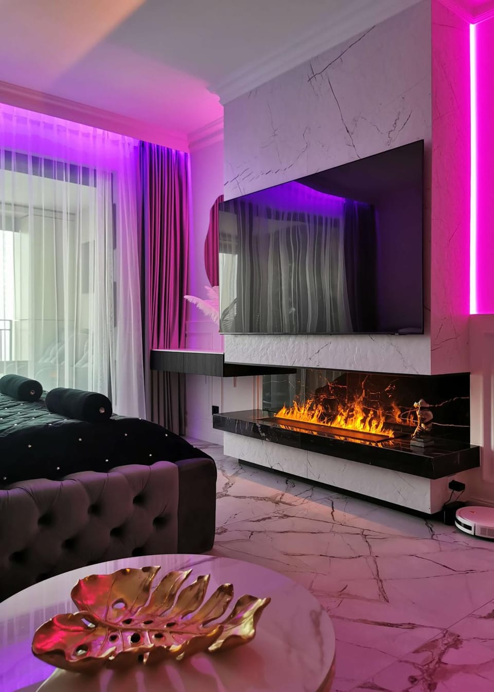 Photo of the whole room, Bedroom, fireplace