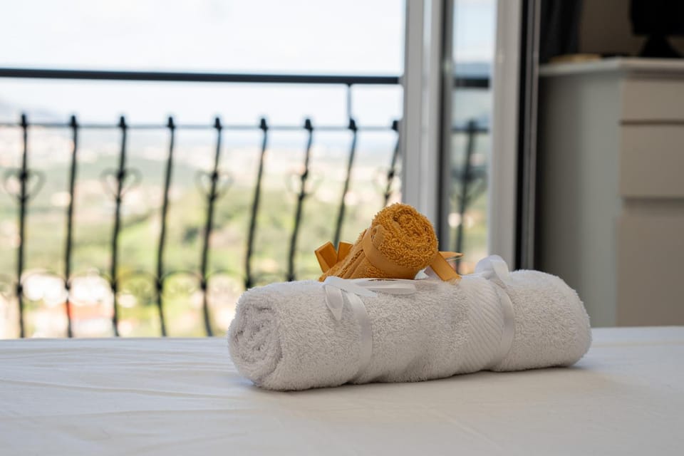 Bed, Bedroom, towels