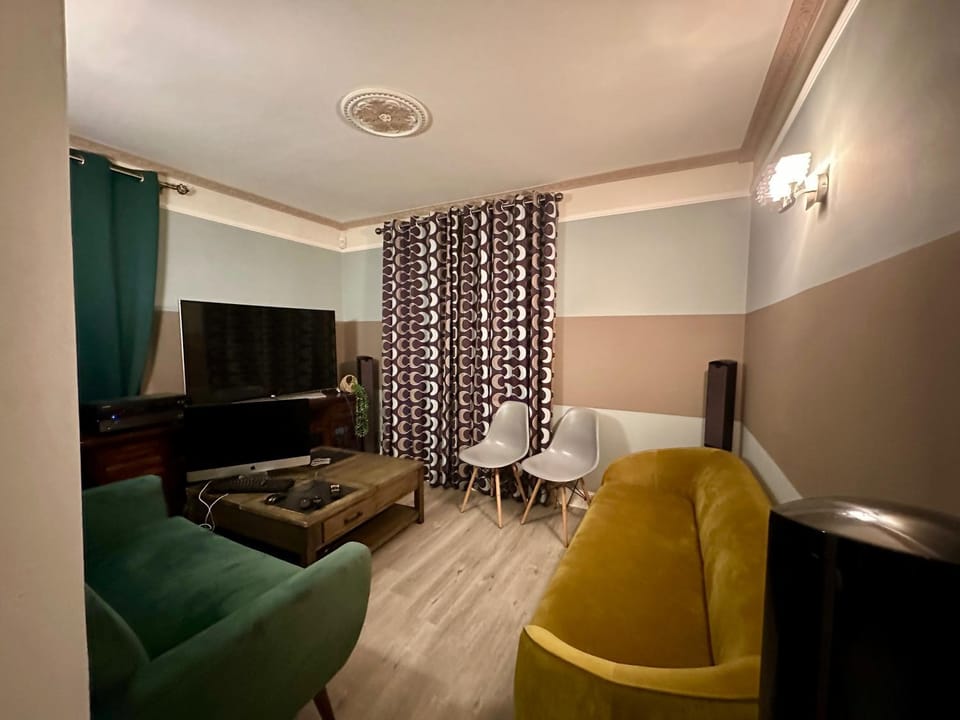 TV and multimedia, Living room, Seating area