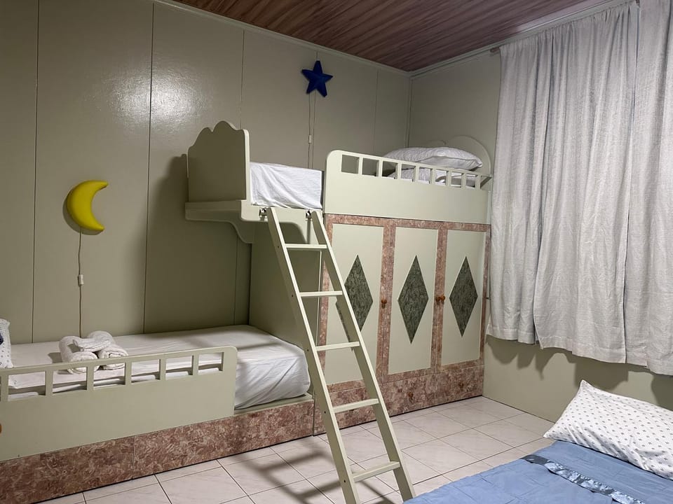 Bedroom, bunk bed