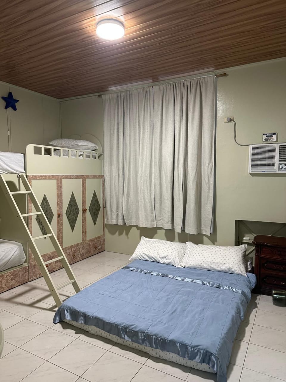 Bedroom, bunk bed