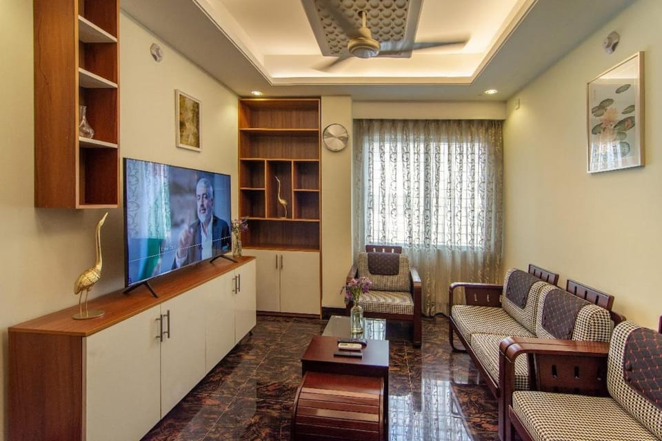 Communal lounge/ TV room, Living room, Seating area, Evening entertainment