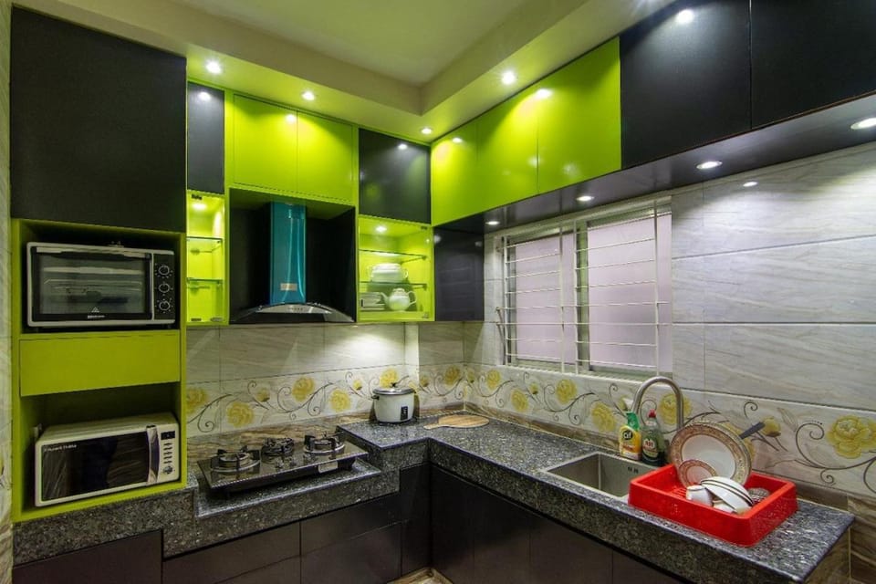 Kitchen or kitchenette, microwave, oven, stove