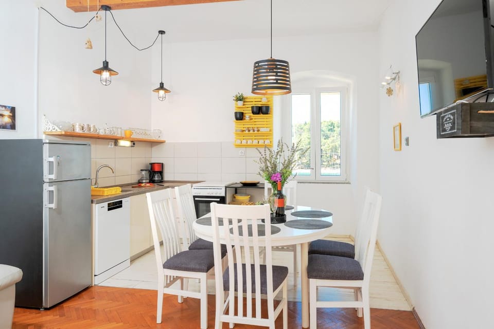 Kitchen or kitchenette, Living room, Seating area, Dining area, dishwasher, oven, stove