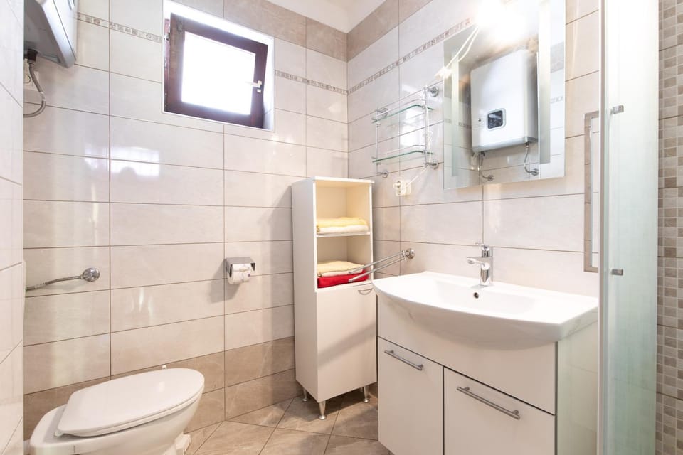 Shower, Toilet, Bathroom, towels