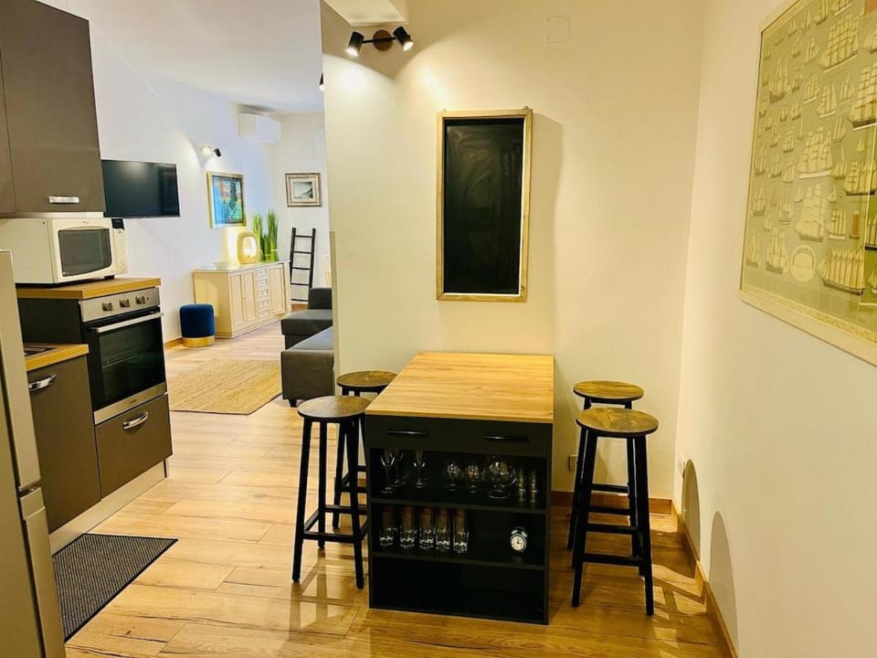 Kitchen or kitchenette, dishwasher, oven, pet friendly, stove