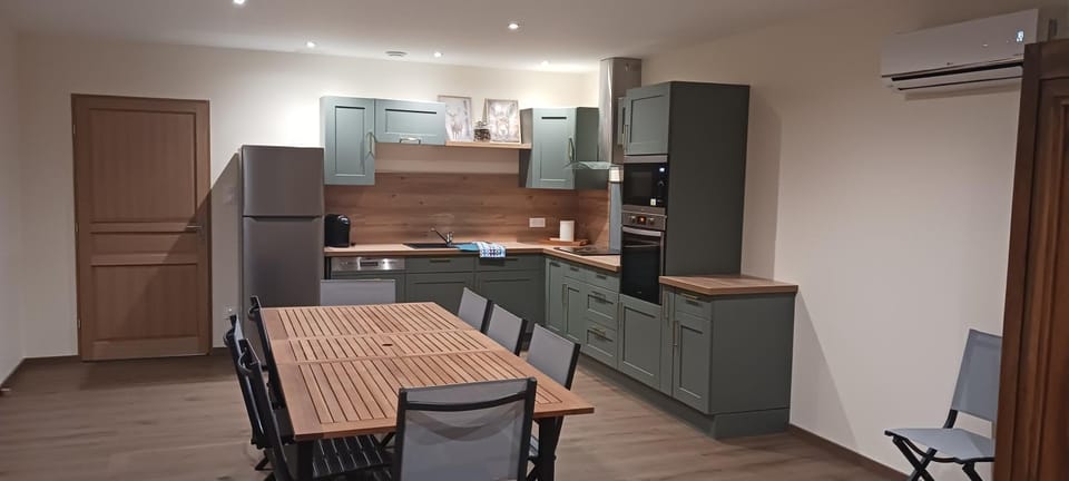 Dining area, kitchen