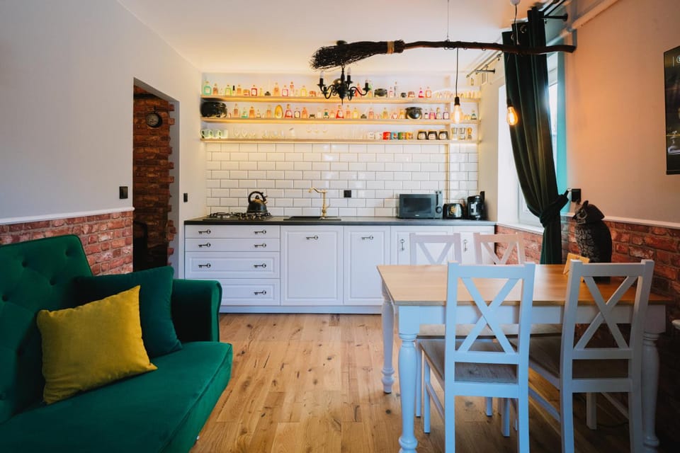 Kitchen or kitchenette, Living room, Seating area, Dining area