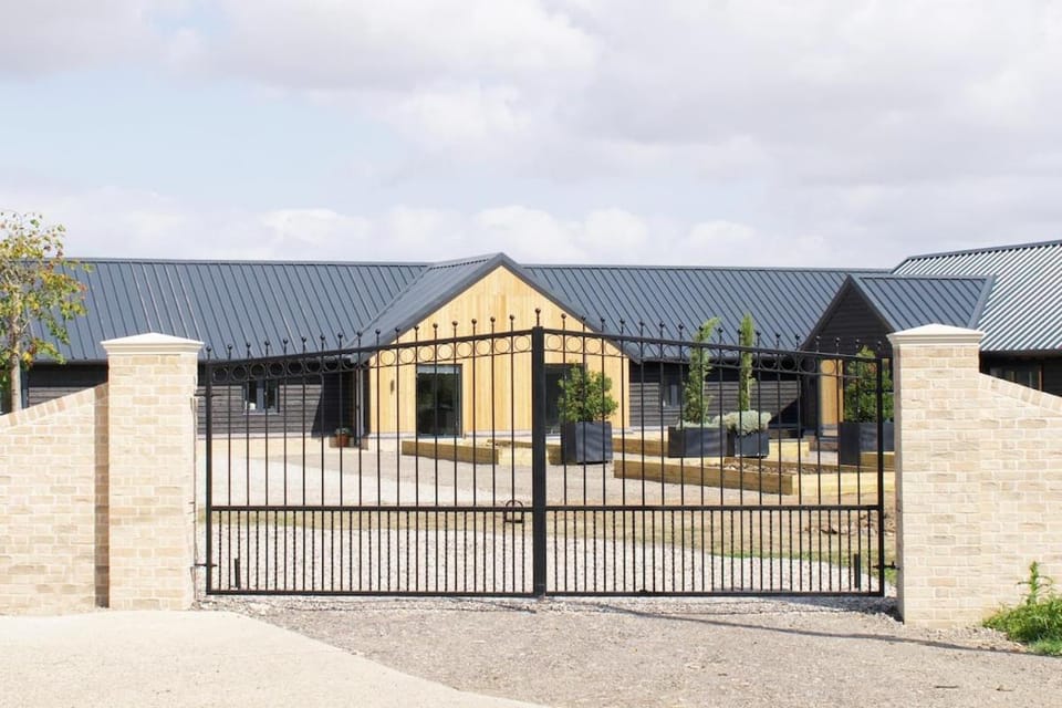 Beautiful 2 Bedroom Barn -Stansted Airport 2 miles House in Uttlesford