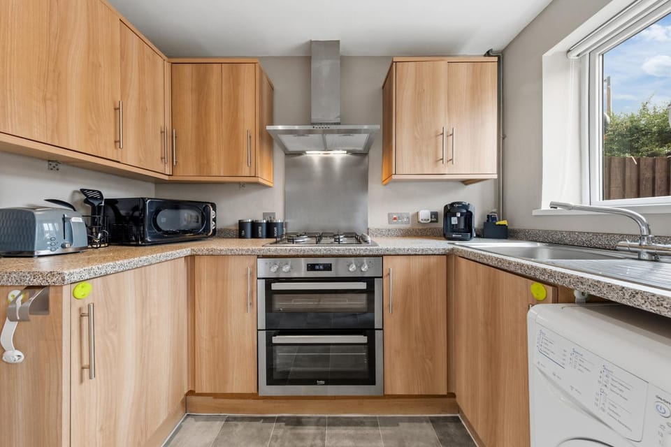 Coffee/tea facilities, Kitchen or kitchenette, oven, stove, toaster