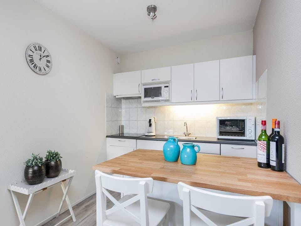 Coffee/tea facilities, Kitchen or kitchenette, oven, stove, toaster