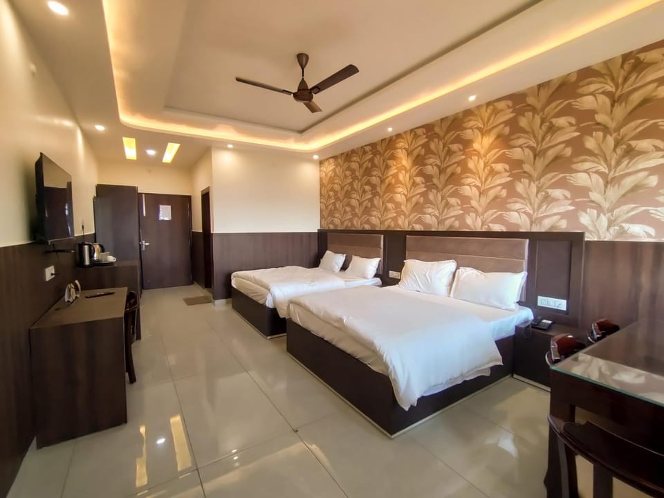 Bed, TV and multimedia, Bedroom