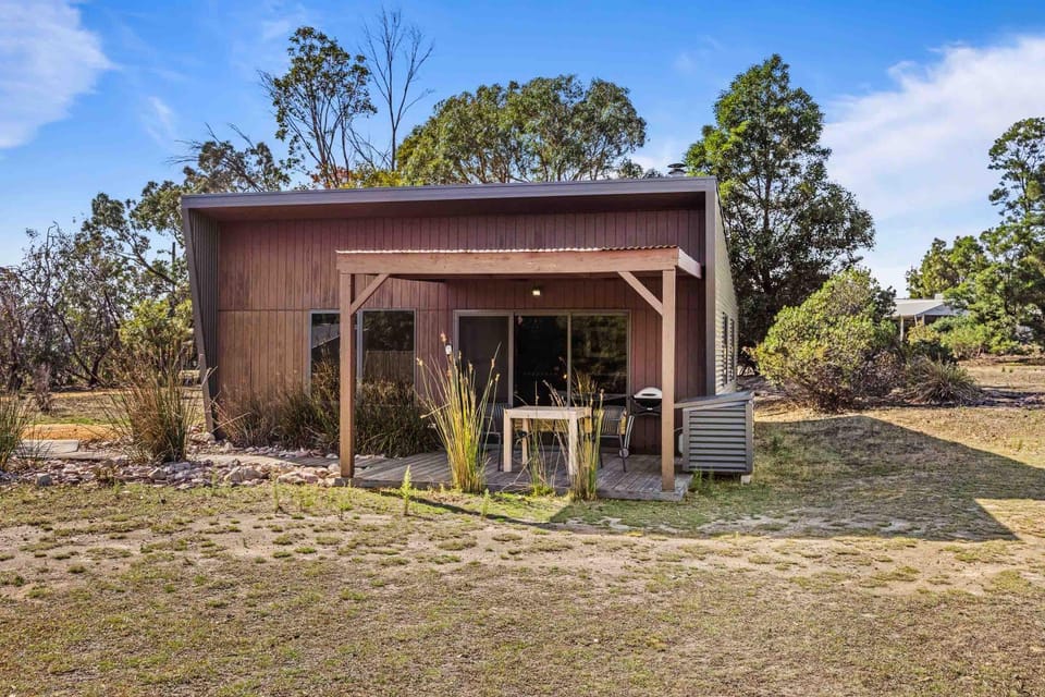 Property building, Facade/entrance, BBQ facilities, Area and facilities, Parking