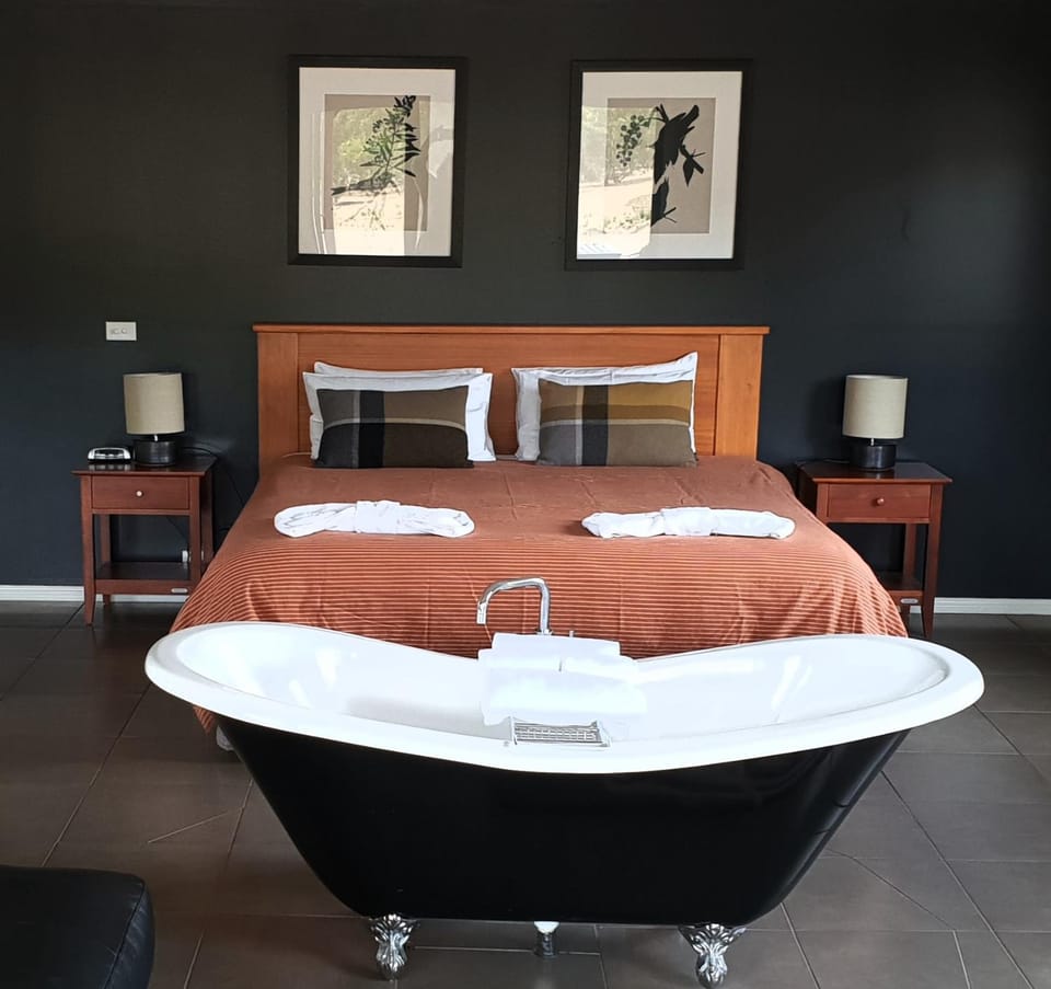 Bed, Bedroom, Bath