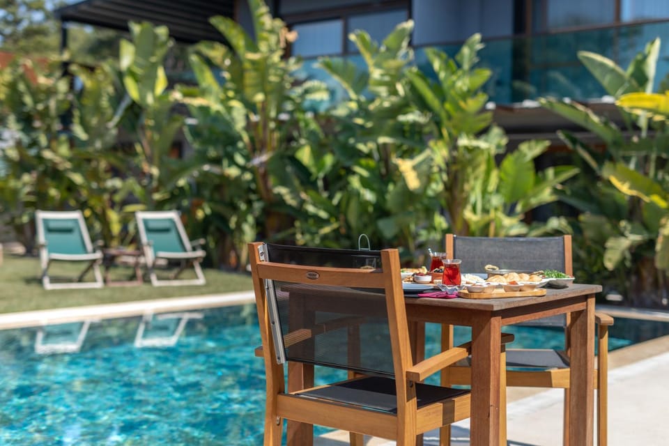 Swimming pool, Breakfast