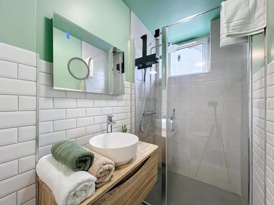 Shower, Bathroom, towels