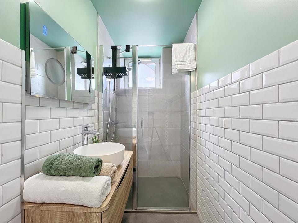Shower, Bathroom, towels