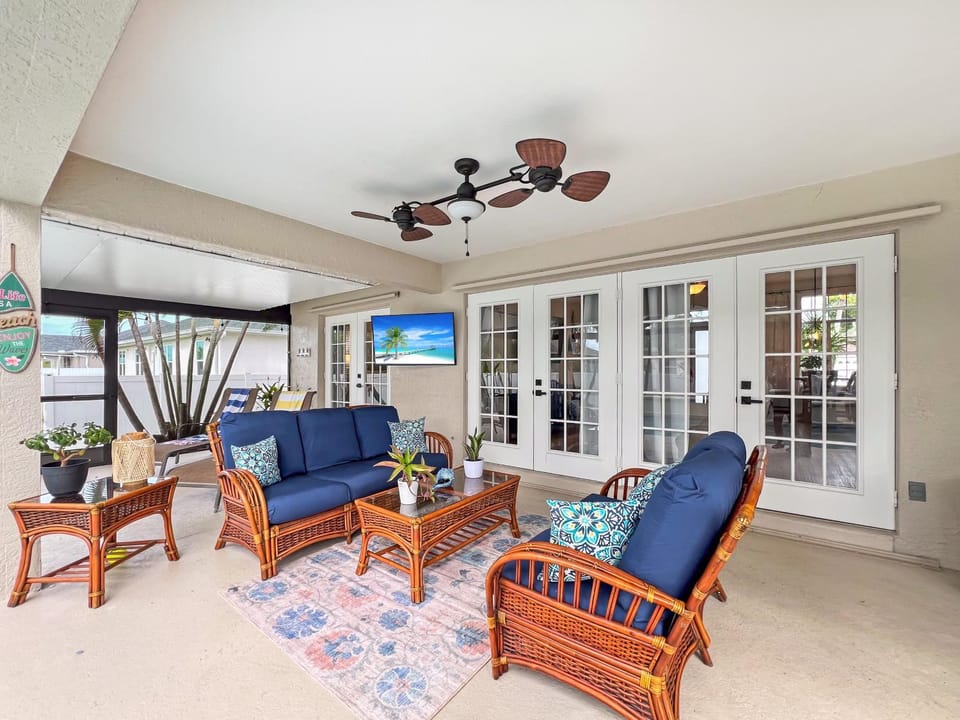 Ruby's Retreat, southwest facing, heated pool, private backyard House in Cape Coral