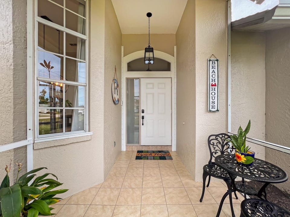 Ruby's Retreat, southwest facing, heated pool, private backyard House in Cape Coral