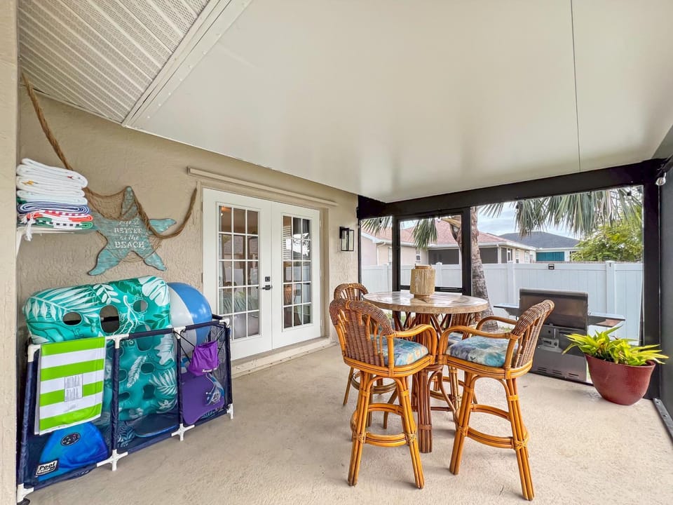 Ruby's Retreat, southwest facing, heated pool, private backyard House in Cape Coral