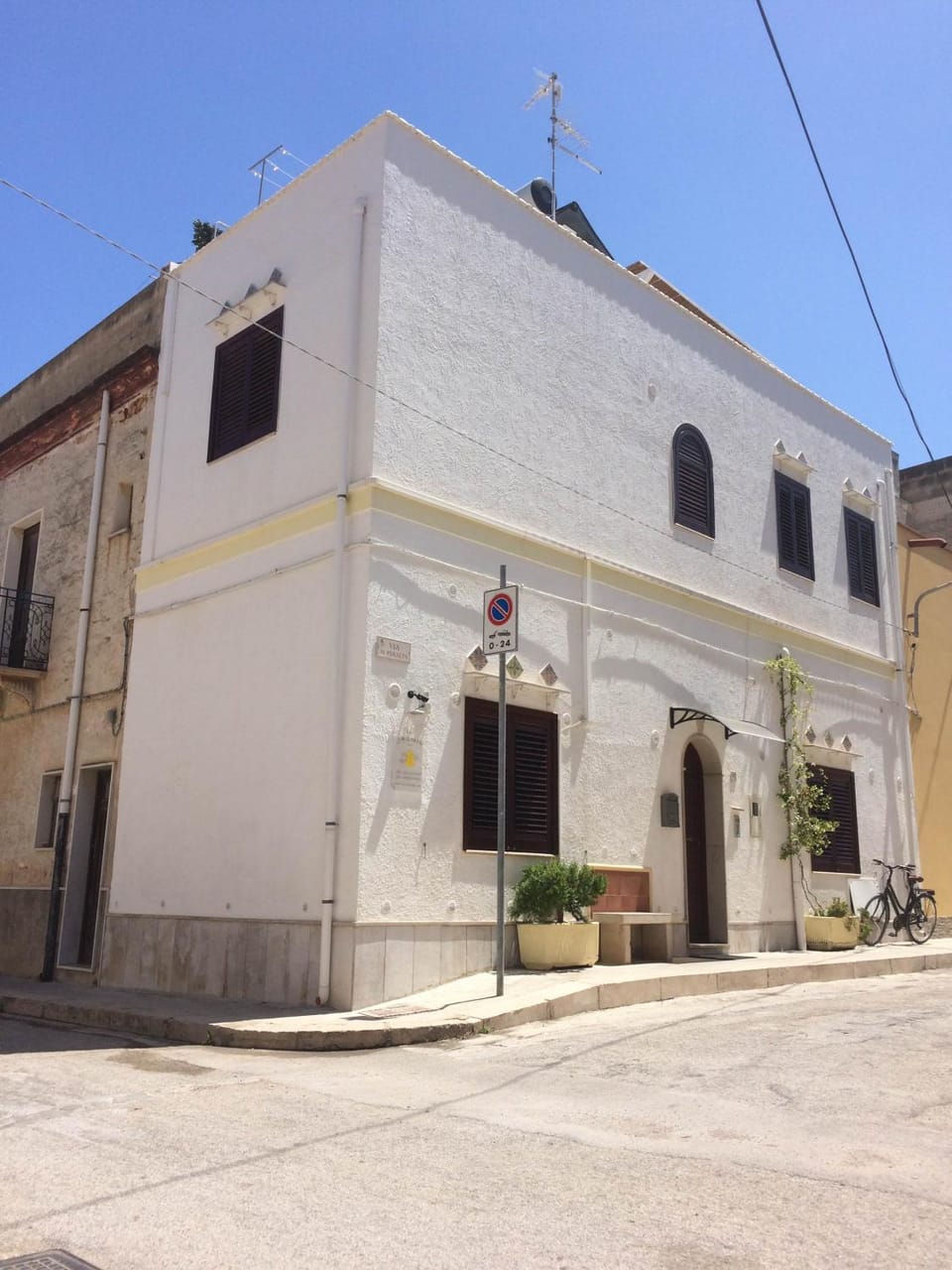 Facade/entrance, Day