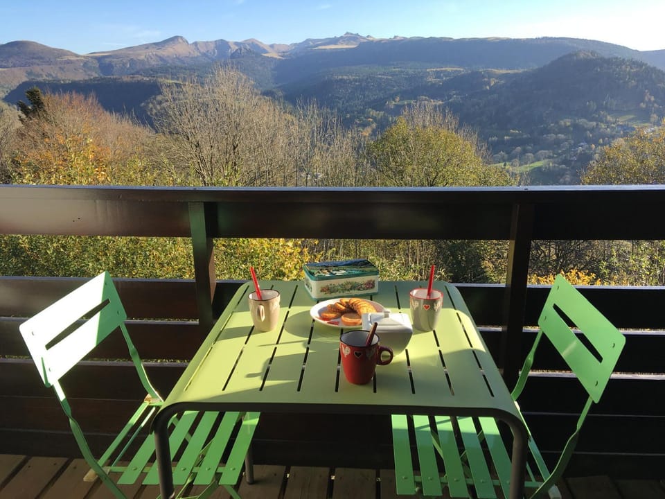 Natural landscape, View (from property/room), Balcony/Terrace, Dining area, Mountain view