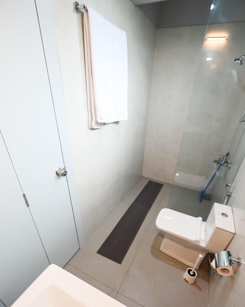 Shower, Toilet, Bathroom, towels
