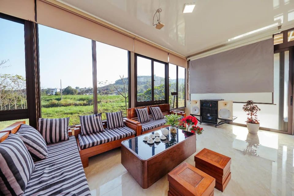Kitchen or kitchenette, Dining area, Communal kitchen, Entertainment