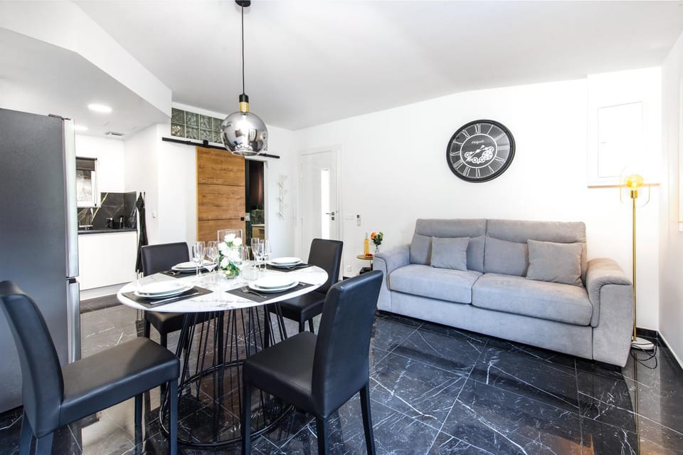 TV and multimedia, Kitchen or kitchenette, Living room, Seating area, Dining area