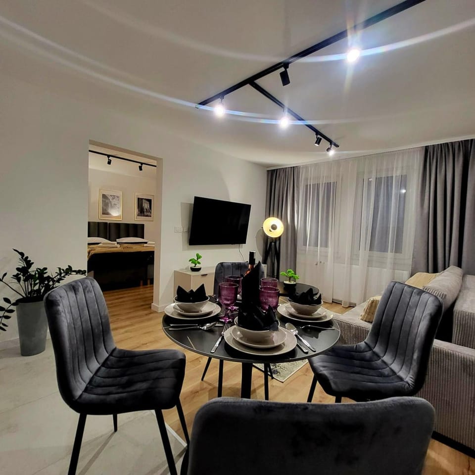 Communal lounge/ TV room, TV and multimedia, Seating area, Dining area, Evening entertainment