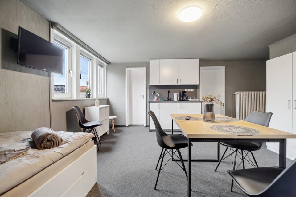 TV and multimedia, Kitchen or kitchenette, Living room, Seating area, Dining area, stove