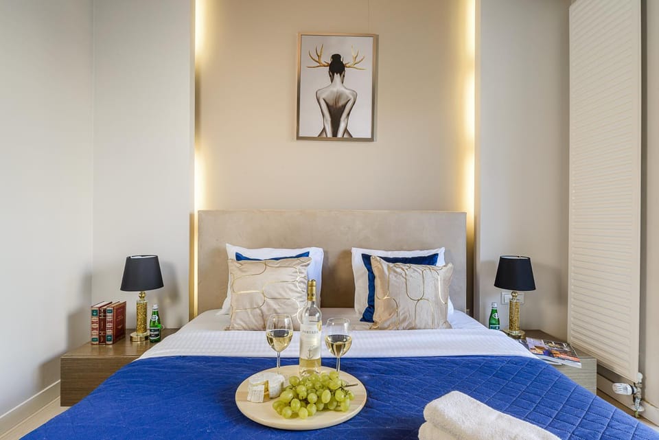 Bed, Food and drinks, Photo of the whole room, Bedroom, towels