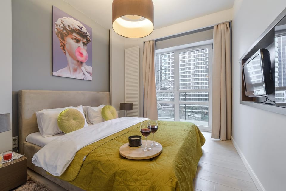 Bed, TV and multimedia, Photo of the whole room, Bedroom, towels