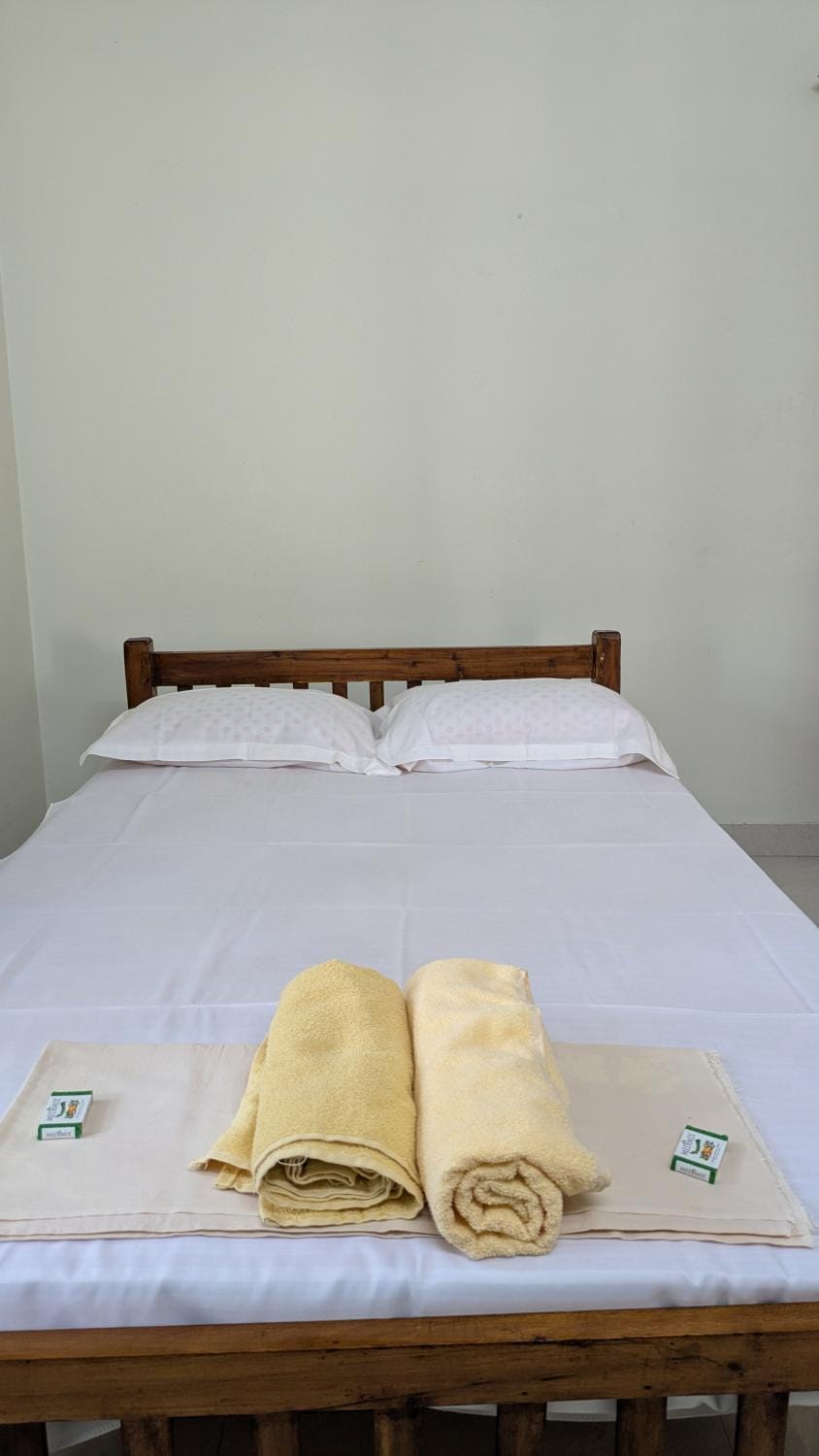 Bed, Bedroom, towels