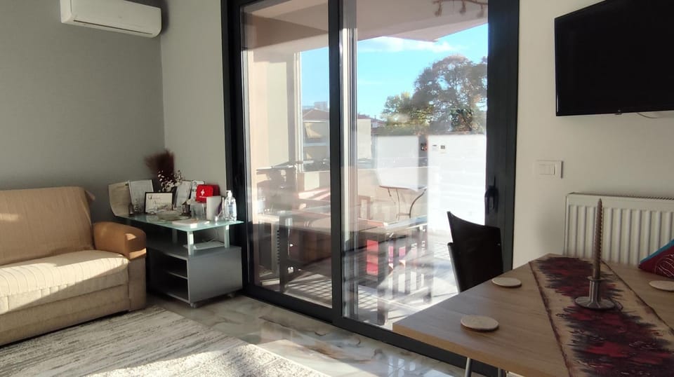 TV and multimedia, Living room, Seating area, Dining area, internet, air conditioner