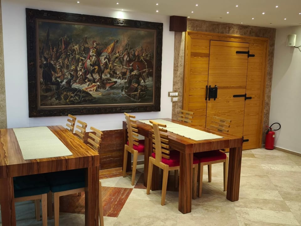 Restaurant/places to eat, Internal: Not applicable to any particular room