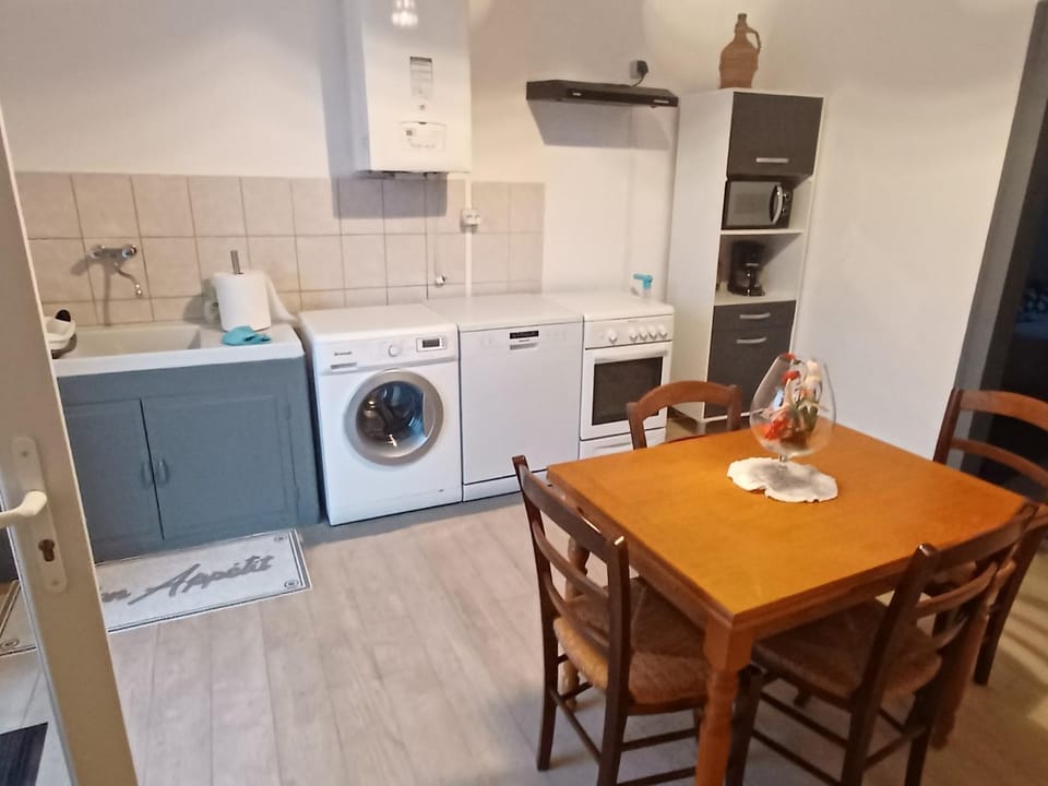 Coffee/tea facilities, Kitchen or kitchenette, dishwasher, microwave, oven, stove, toaster, washing machine