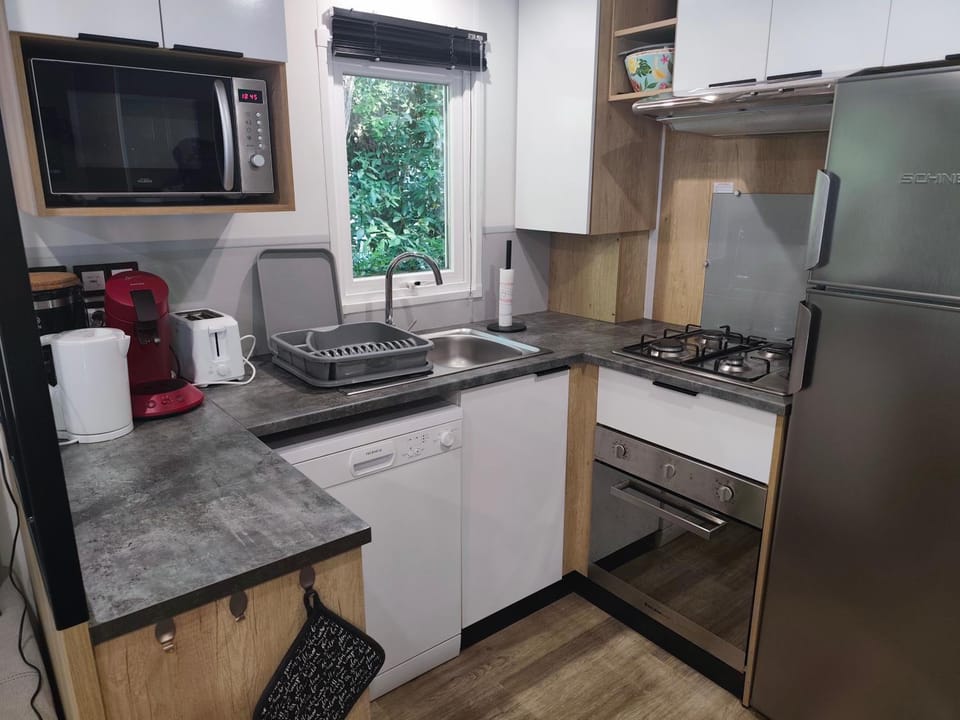 Coffee/tea facilities, Kitchen or kitchenette, dishwasher, oven, stove, toaster