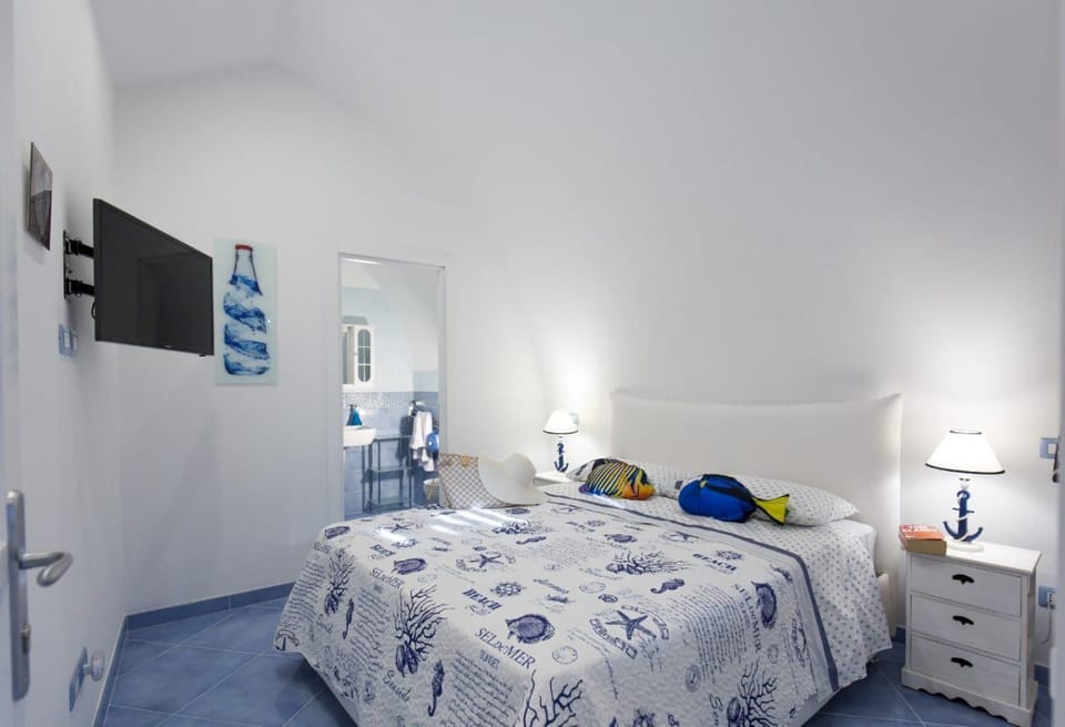Bed, Bathroom, TV and multimedia, Photo of the whole room, Bedroom