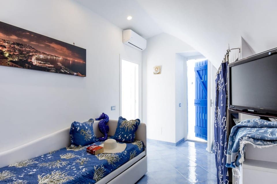 Bed, TV and multimedia, Photo of the whole room, Bedroom, air conditioner